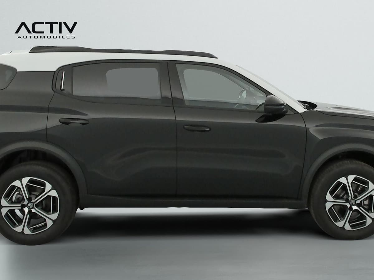 Citroën C3 Aircross : profil droit noir à toit blanc, jantes alliage bicolores et barres de toit