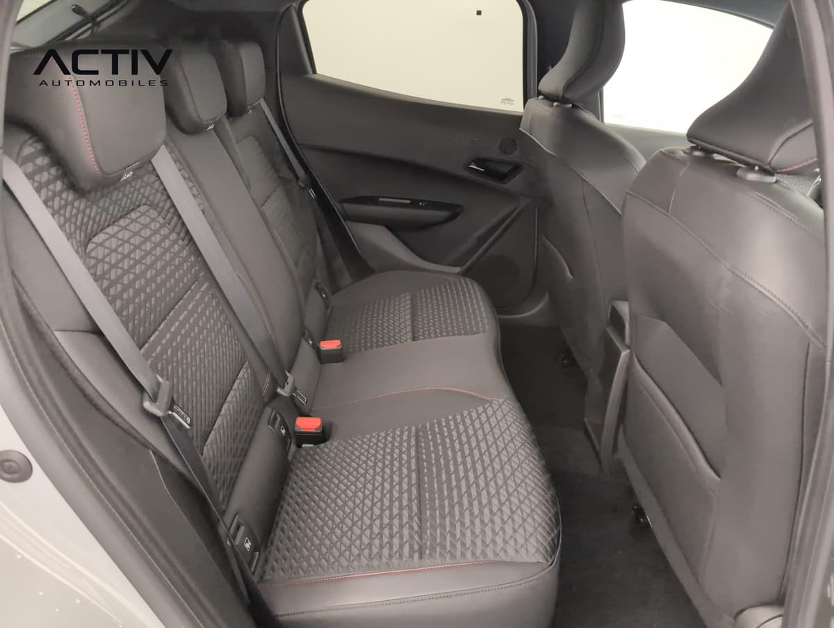 Renault Clio 6 : banquette arrière noire à motif losangé et surpiqûres rouges, vue par la portière