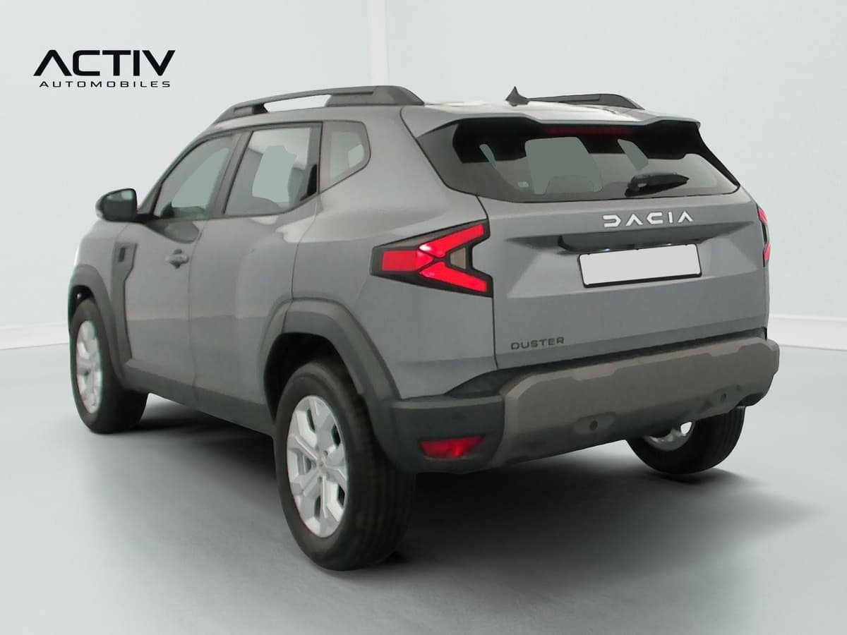 Dacia Duster : arrière trois quarts gauche avec barres de toit et feux à LED
