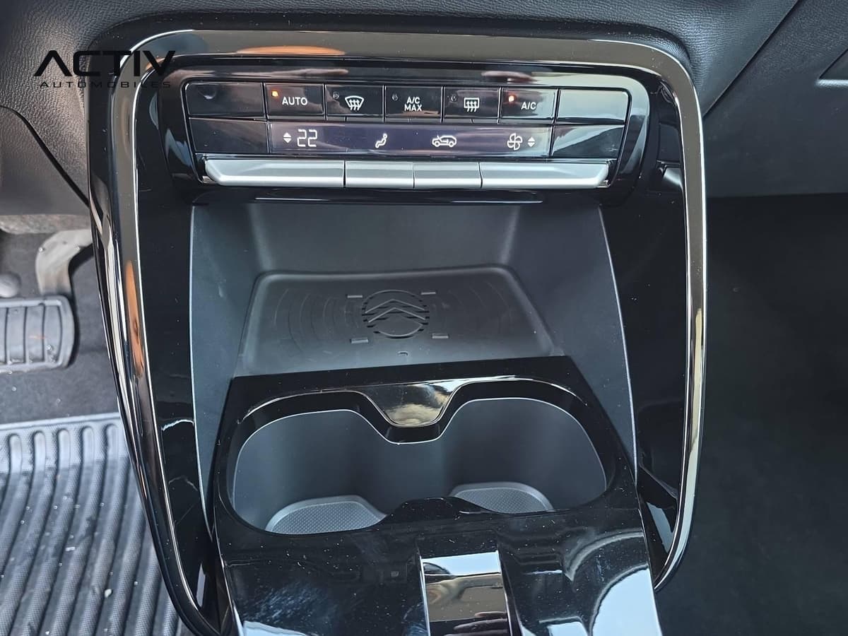 Citroën C3 Aircross : commandes de climatisation au-dessus du chargeur sans fil et des porte-gobelets