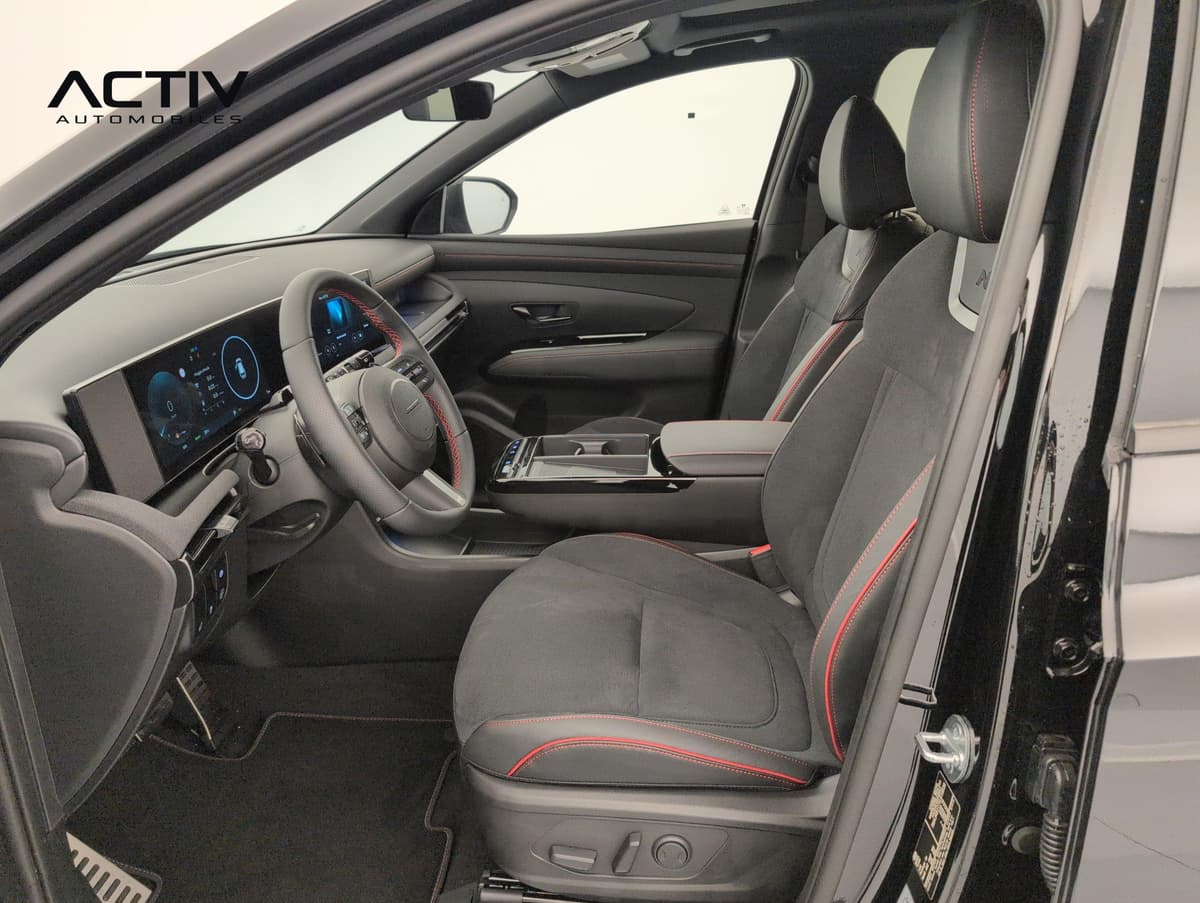 Hyundai Tucson : habitacle avant côté conducteur avec sièges noirs à surpiqûres rouges