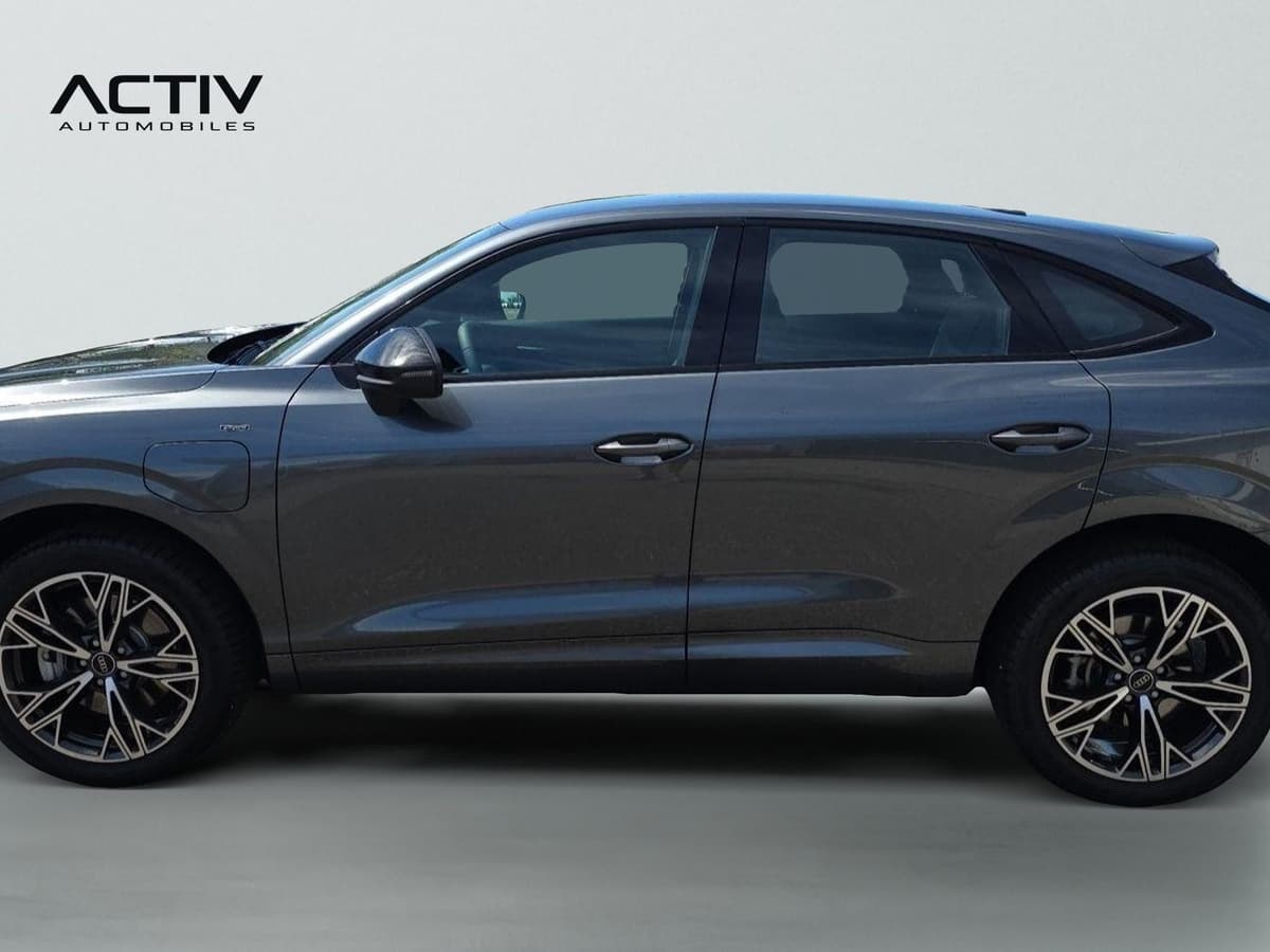 Audi Q3 Sportback Hybride : profil gauche du SUV coupé gris avec jantes alliage bicolores