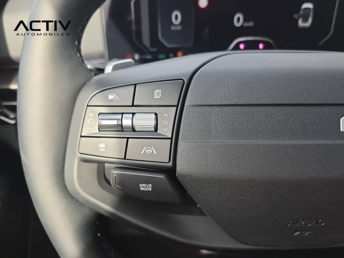 Kia Sportage : commandes au volant avec bouton DRIVE MODE et molettes de réglage