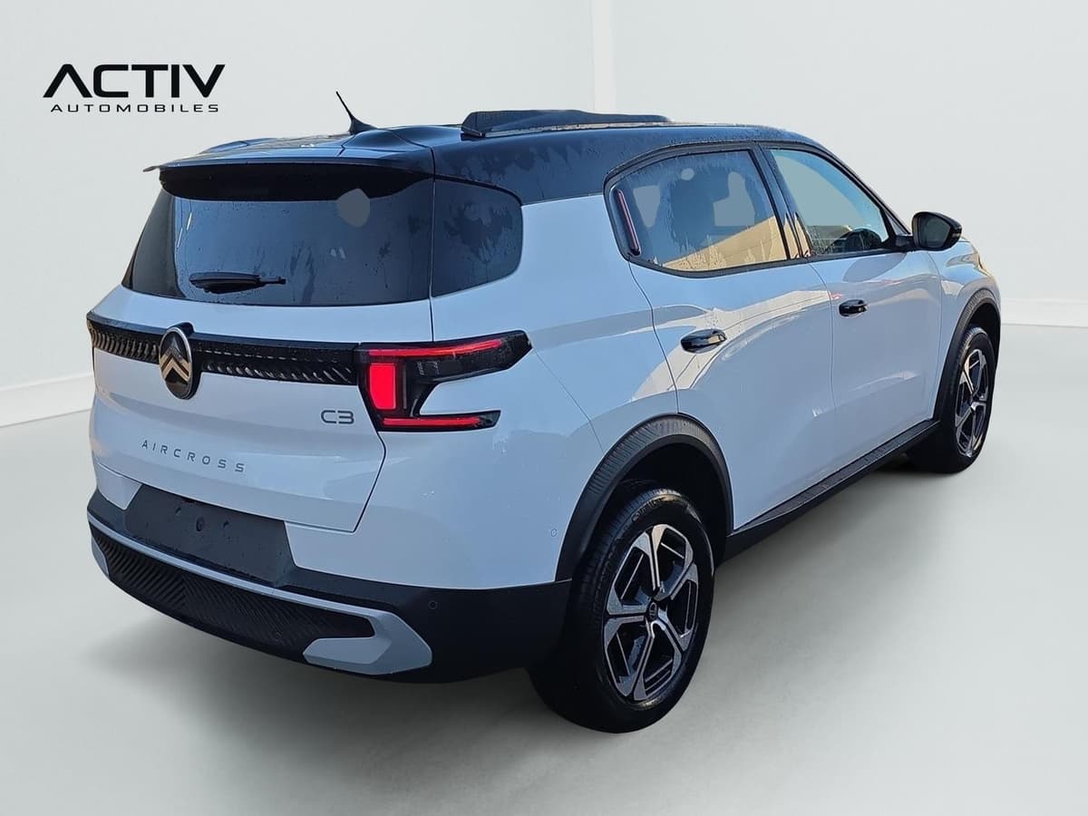 Citroën C3 Aircross : vue arrière trois quarts droit, carrosserie blanche et toit noir bi-ton