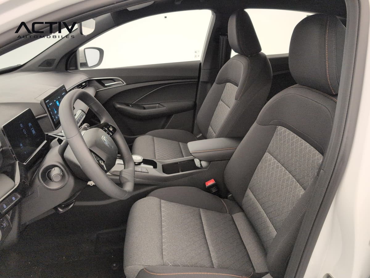 Mg MG3 : sièges avant en tissu noir et gris avec accoudoir central, vus par la portière