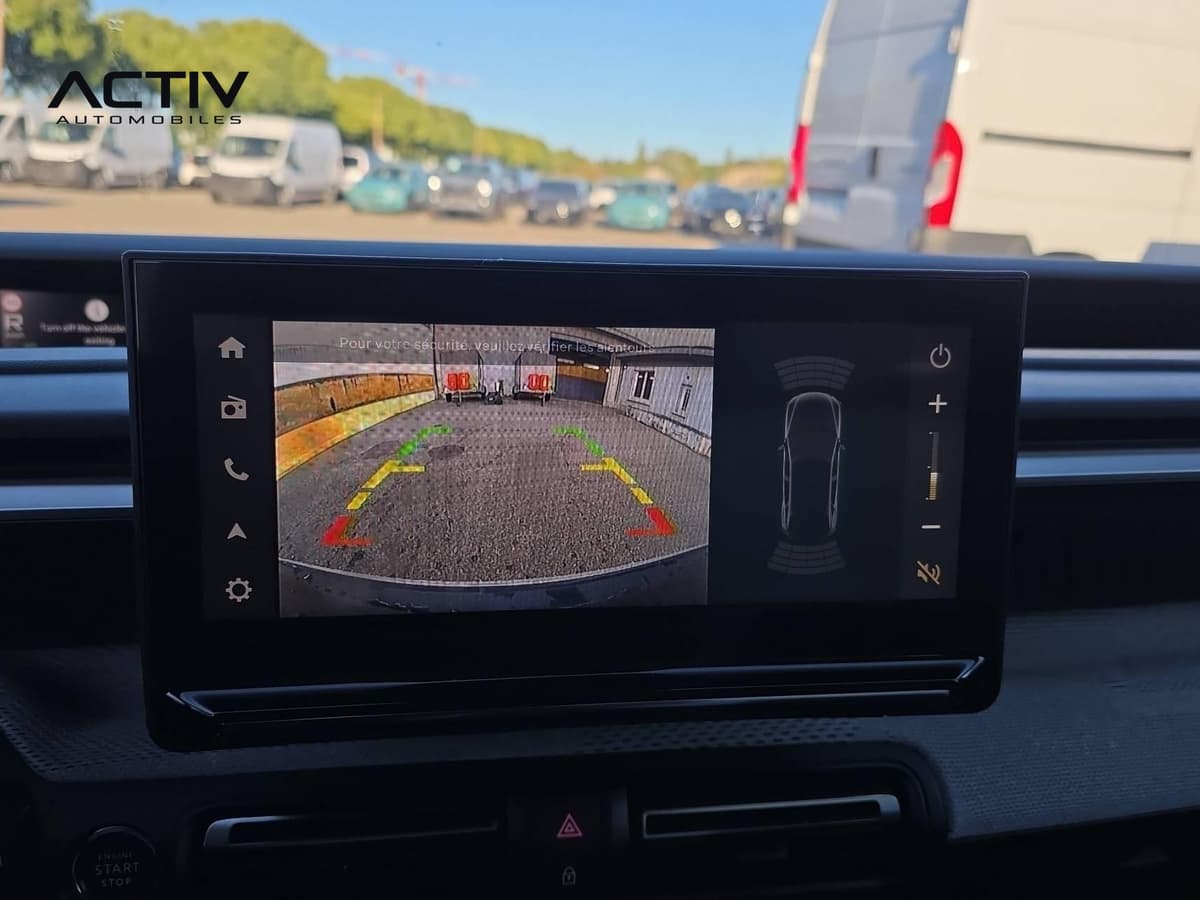 Citroën C3 Aircross : écran tactile affichant l'image de la caméra de recul avec les repères d'aide au stationnement