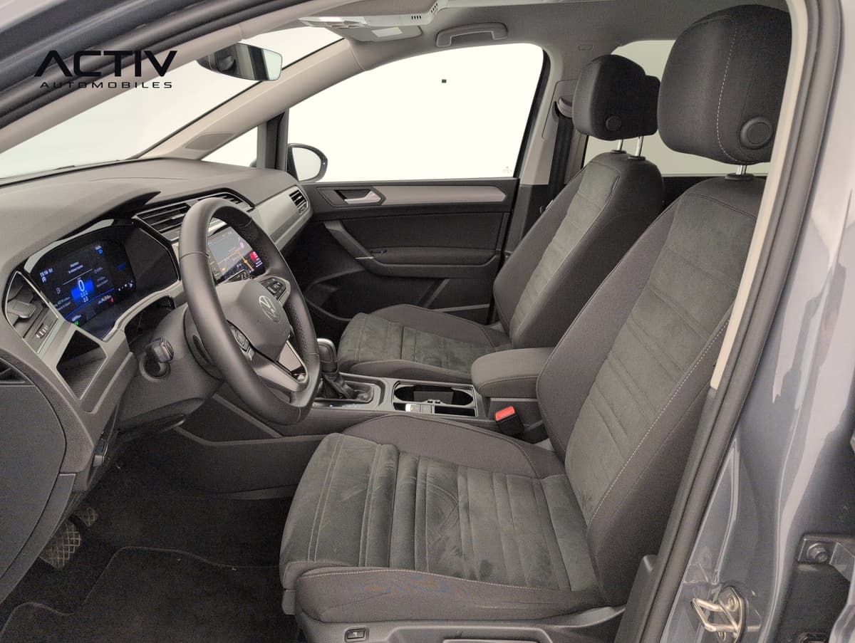 Volkswagen Touran : habitacle avant côté conducteur avec sièges avant en velours sombre