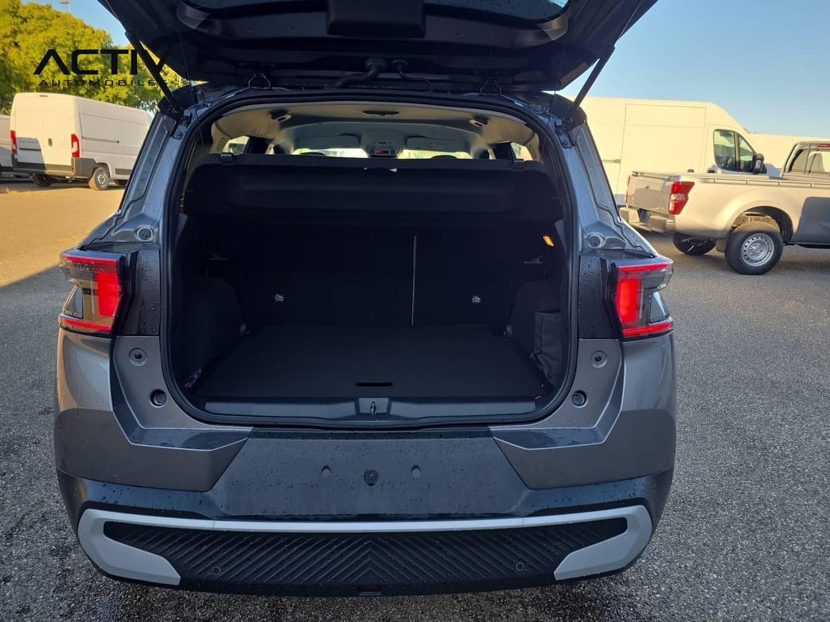 Citroën C3 Aircross : coffre ouvert vu de l'arrière avec plancher et tablette en place
