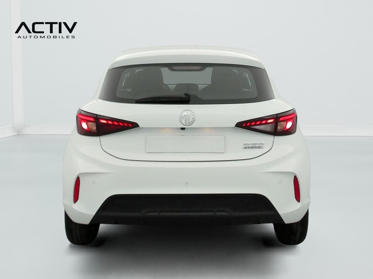 Mg MG3 : face arrière blanche avec feux à LED, essuie-glace arrière et capteurs de stationnement