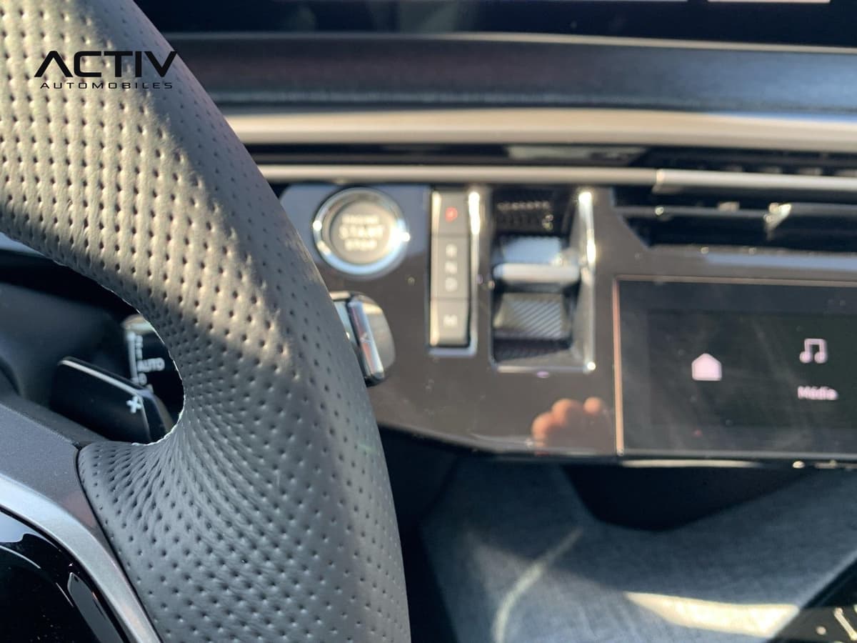 Peugeot 5008 : bouton de démarrage et sélecteur de boîte près du volant en cuir perforé