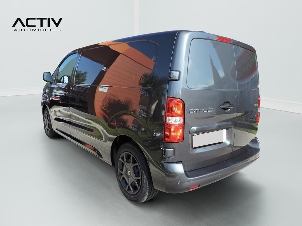 Citroën Jumpy Fourgon : arrière trois quarts gauche avec portes arrière battantes tôlées et jantes grises