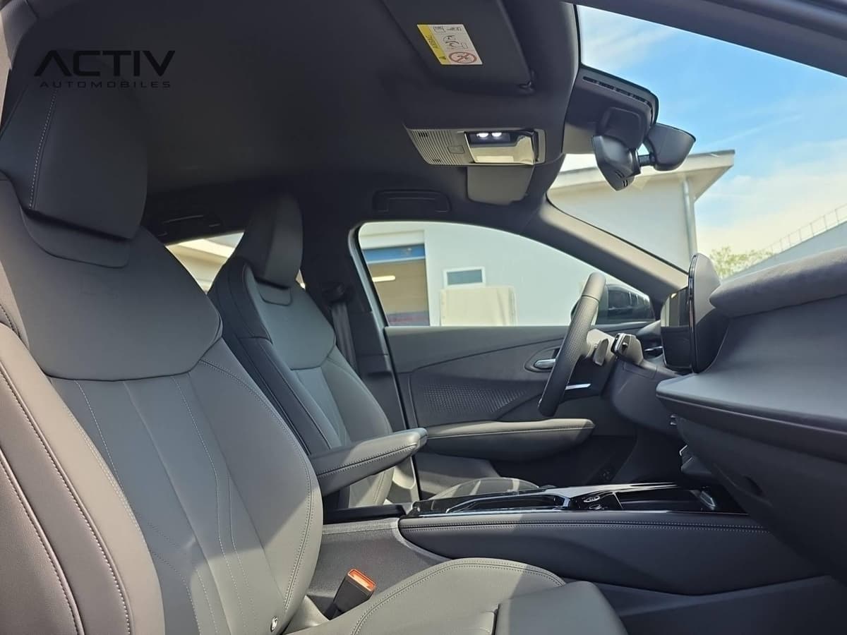 Audi Q3 Sportback Hybride : sièges avant gris vus du côté passager avec volant et console centrale