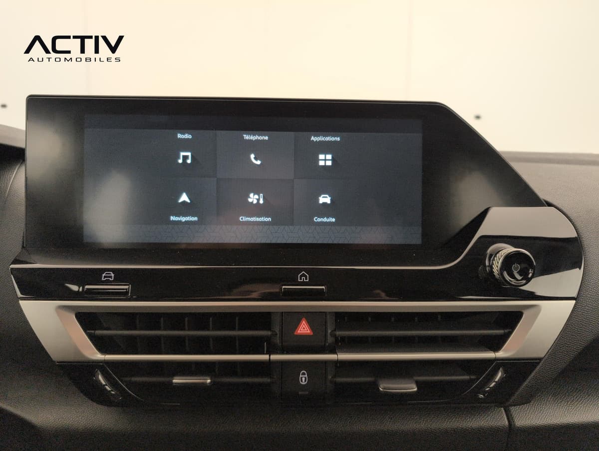 Citroën C4 : écran tactile central avec menu d'accueil, aérateurs et bouton de warning
