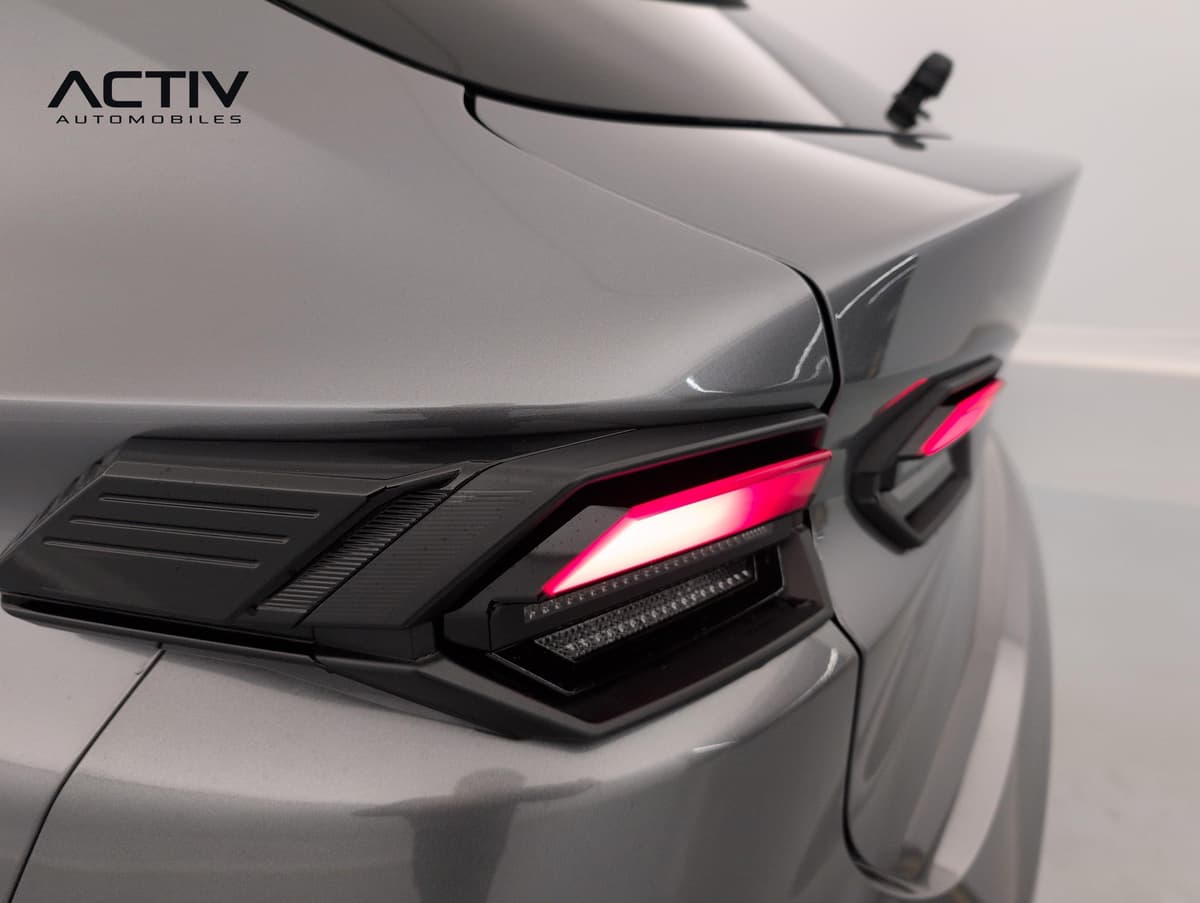 Renault Clio 6 : feu arrière allumé en rouge avec signature lumineuse anguleuse