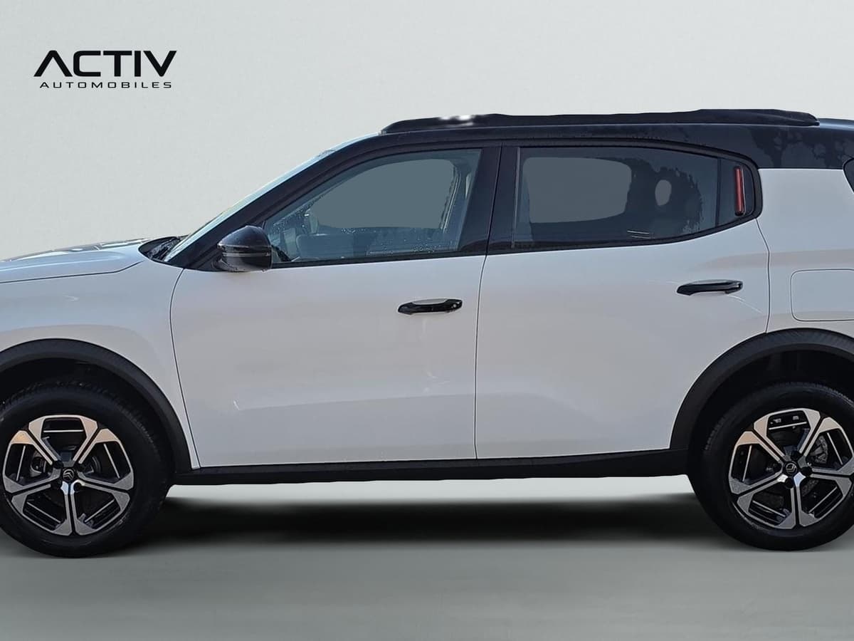 Citroën C3 Aircross : profil gauche blanc à toit noir, jantes alliage bicolores et poignées noires