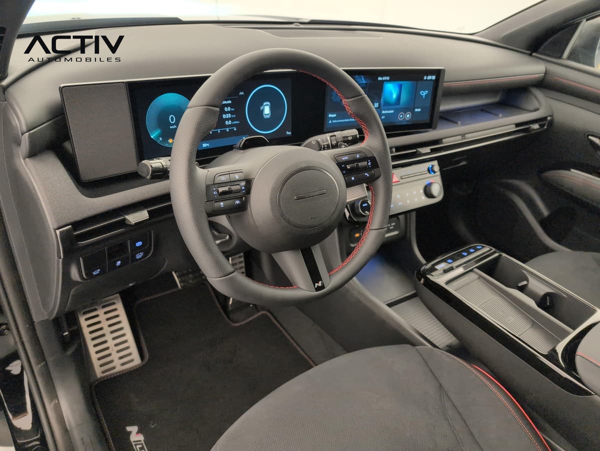 Hyundai Tucson : poste de conduite avec volant sport, double écran numérique et pédalier
