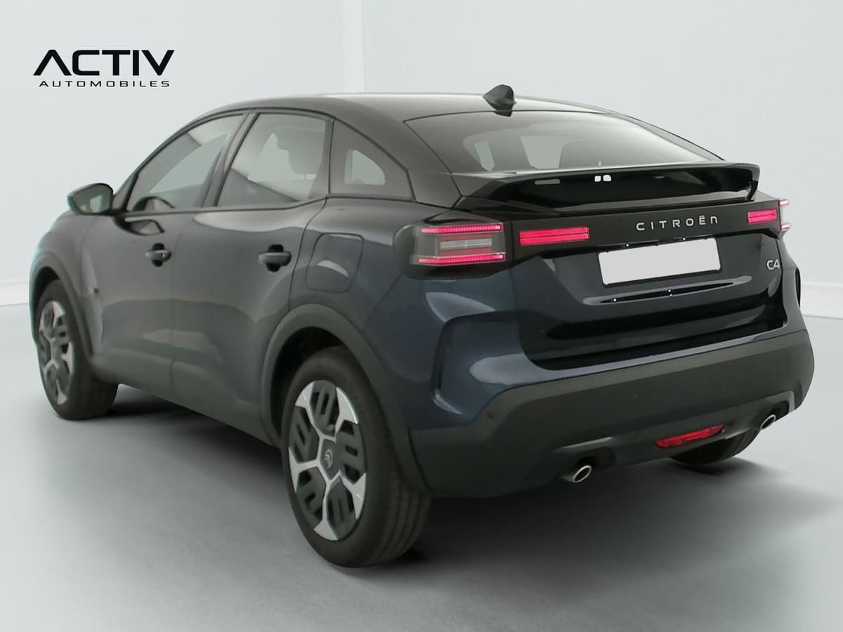 Citroën C4 : vue arrière trois quarts gauche avec feux à LED et enjoliveurs bicolores