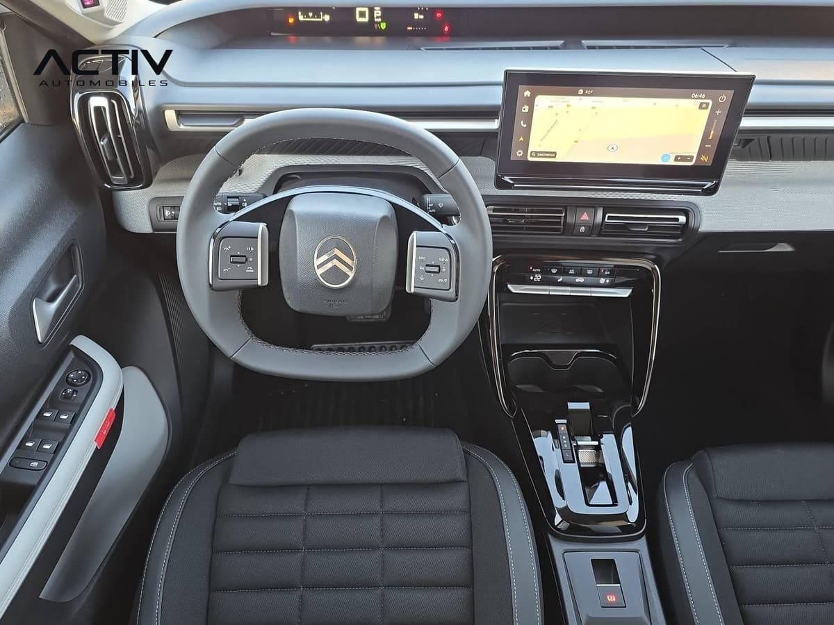 Citroën C3 Aircross : planche de bord avec volant, écran tactile et console centrale noire brillante