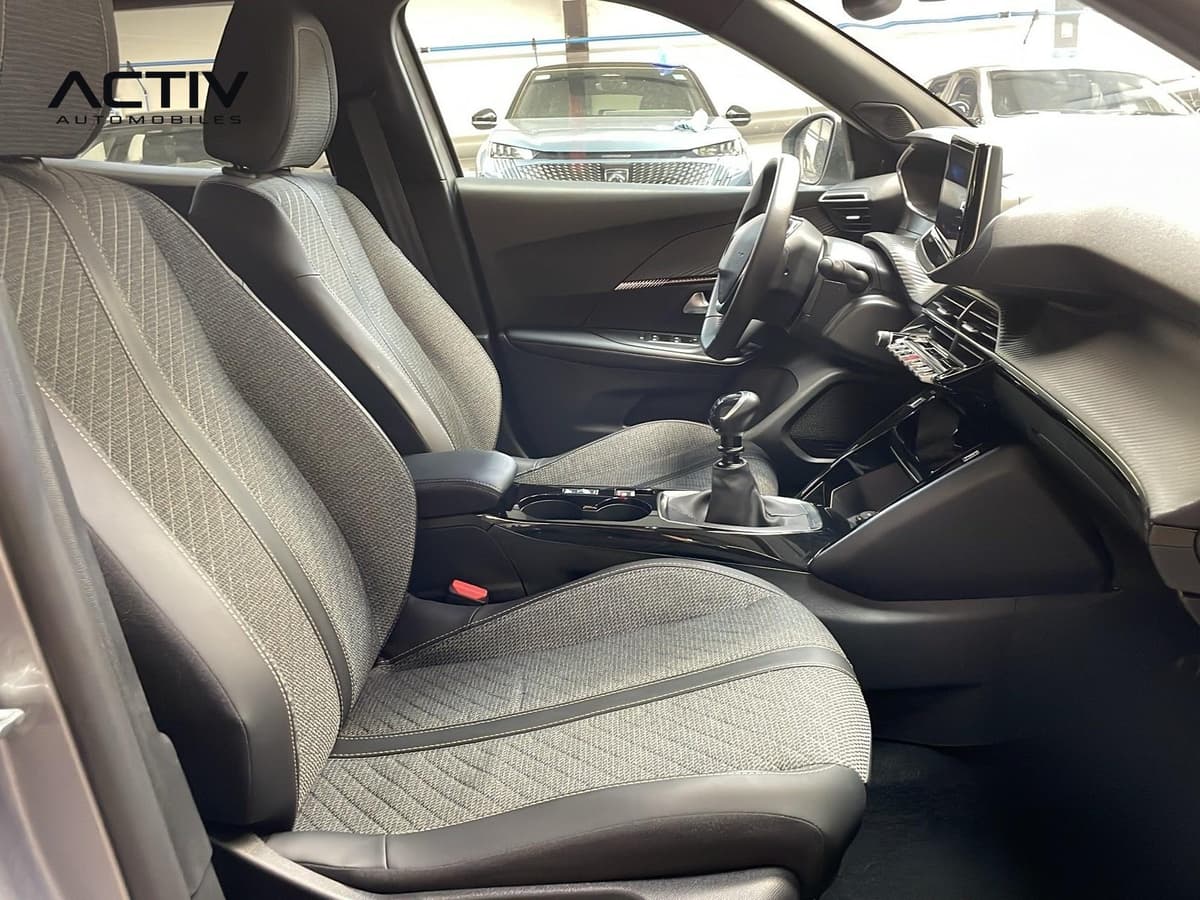 Peugeot 2008 : sièges avant en tissu gris avec levier de vitesses manuel et console