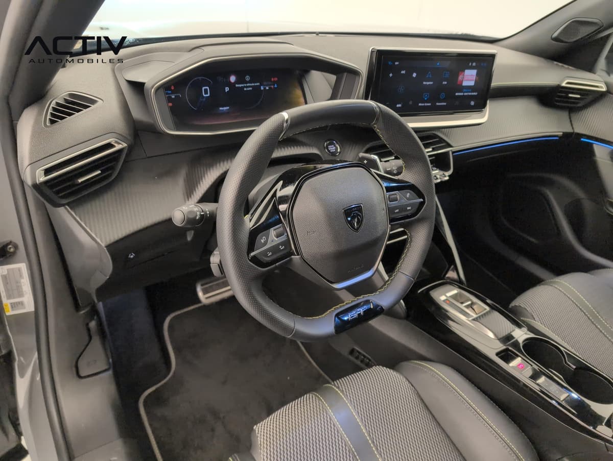 Peugeot 2008 : poste de conduite avec petit volant, combiné numérique et écran tactile