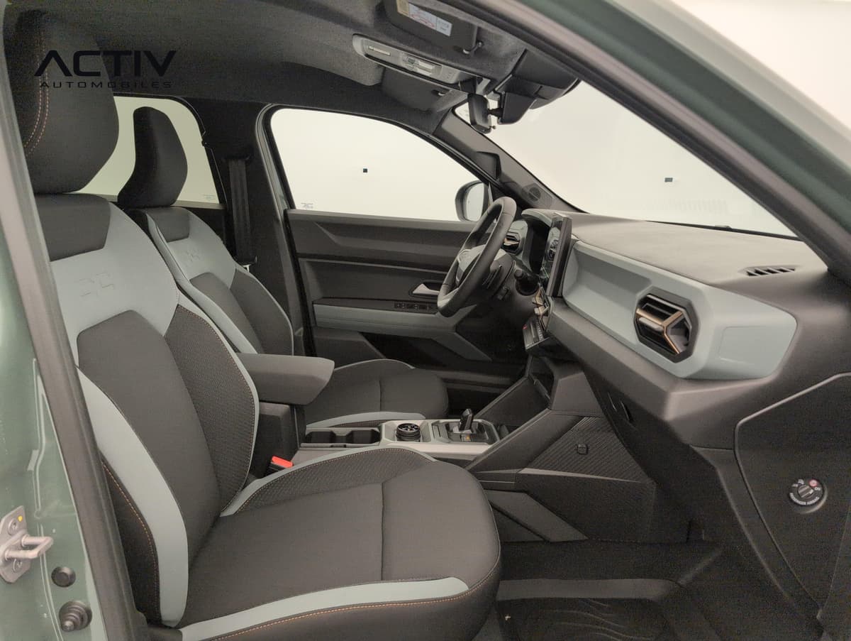 Dacia Duster : habitacle avant côté passager avec sièges bicolores et console centrale