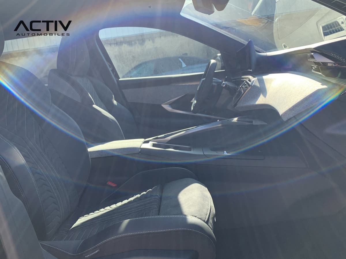 Peugeot 5008 : habitacle avant vu du côté passager avec siège, volant et écran incurvé