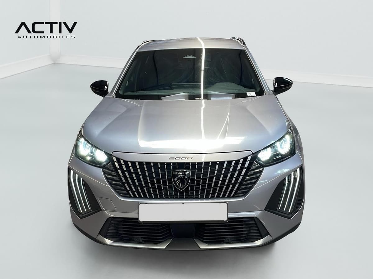 Peugeot 2008 : face avant avec calandre, projecteurs LED allumés et feux diurnes verticaux