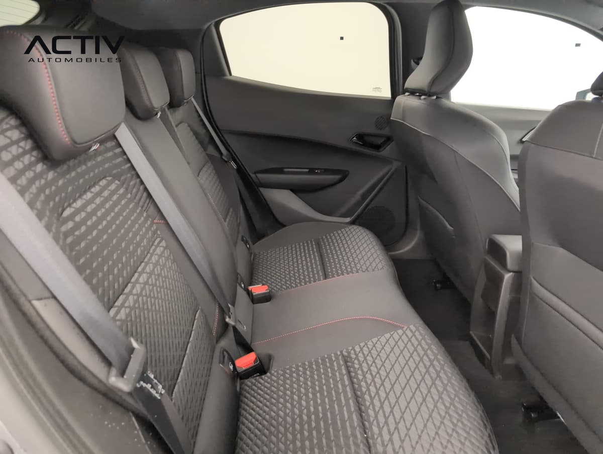 Renault Clio 6 : banquette arrière en tissu noir matelassé avec surpiqûres rouges