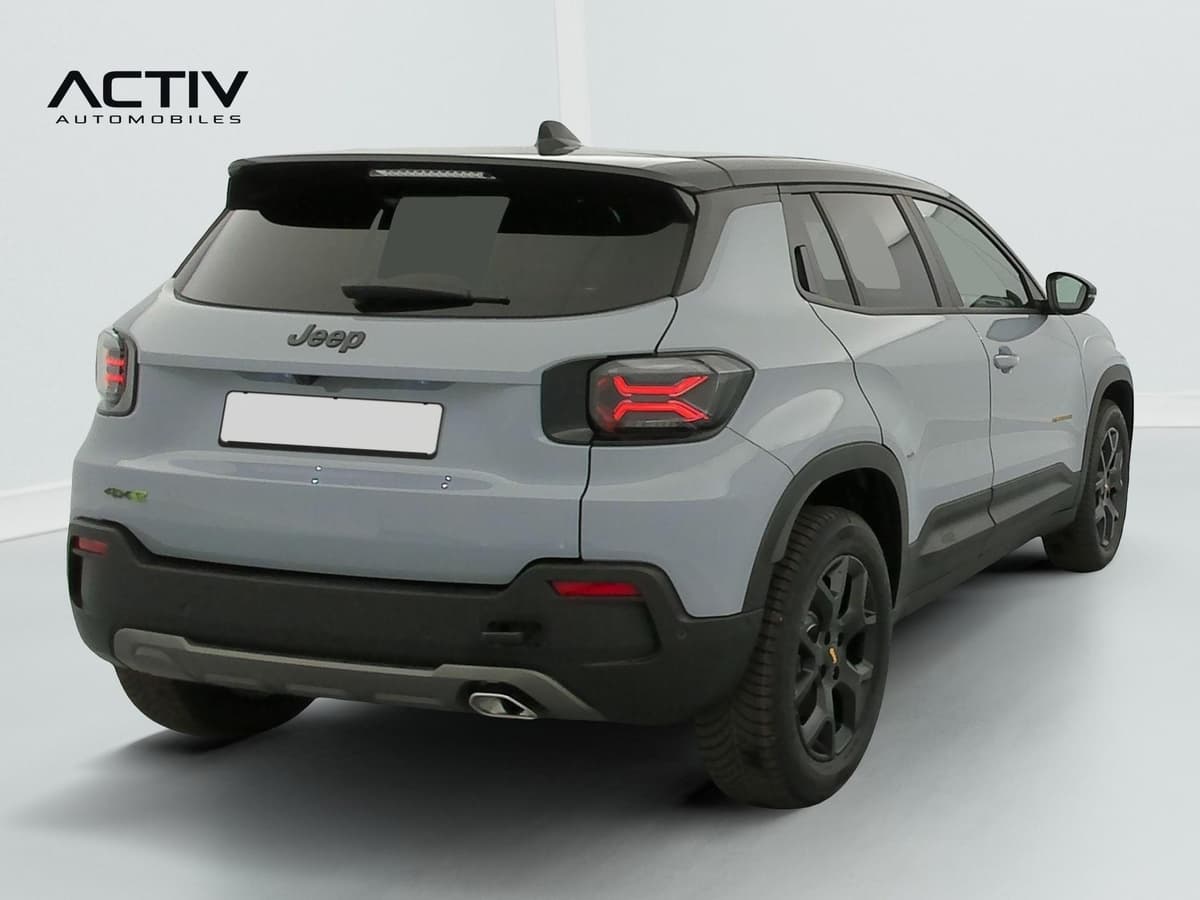 Jeep Avenger : arrière trois quarts droit, gris clair avec toit noir et jantes noires