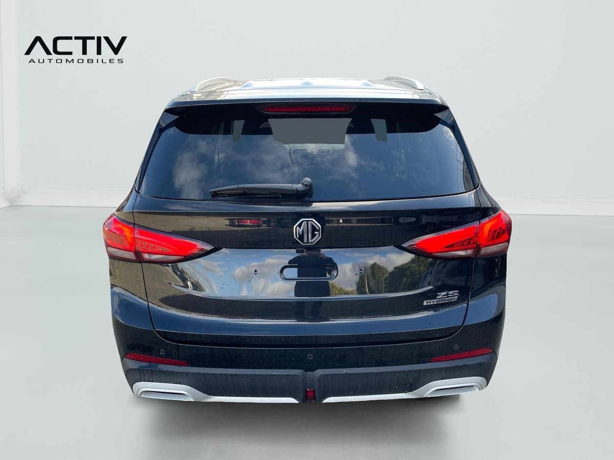 Mg ZS : face arrière noire avec feux à LED, rail de toit et capteurs de stationnement
