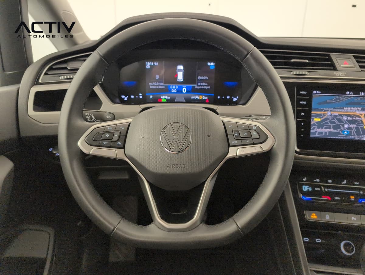 Volkswagen Touran : volant multifonctions devant le combiné numérique et l'écran de navigation