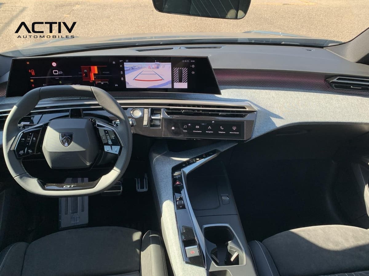 Peugeot 5008 : écran panoramique incurvé affichant l'image de la caméra de recul