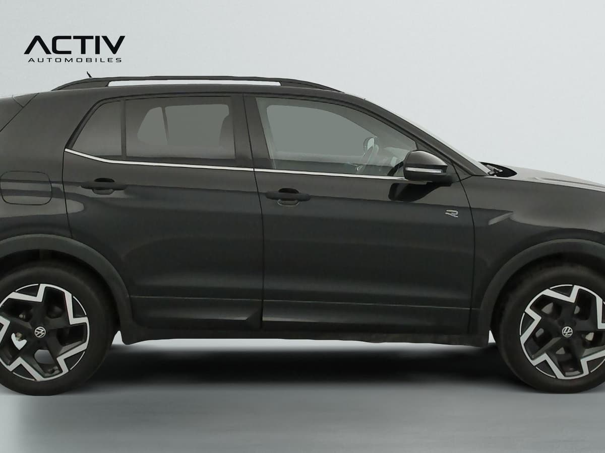 Volkswagen T-cross : profil droit du SUV noir avec jantes alliage bicolores et rampes de pavillon