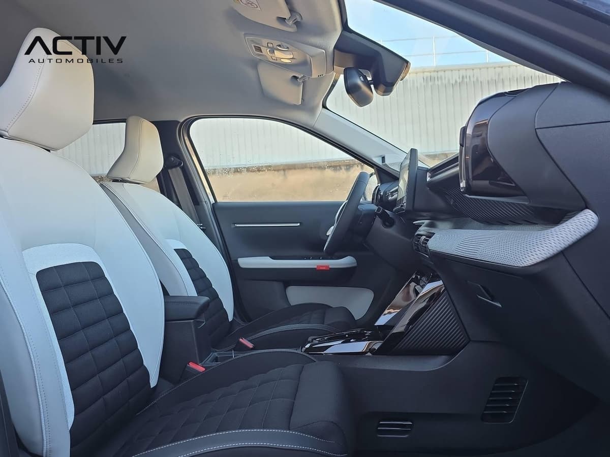 Citroën C3 Aircross : habitacle avant côté passager avec sièges en maille noire et toile gris clair