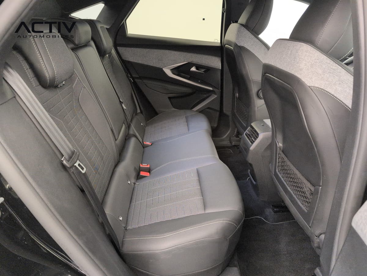 Peugeot 3008 : banquette arrière en tissu et simili noir vue par la portière arrière ouverte