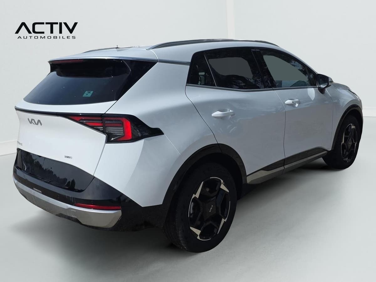 Kia Sportage : vue arrière trois quarts droit d'un SUV blanc avec jantes bicolores noires