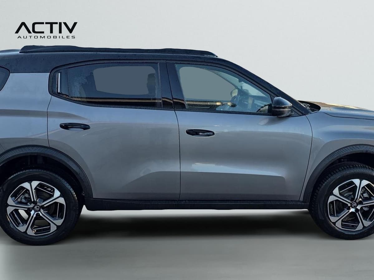 Citroën C3 Aircross : profil droit du SUV gris avec toit noir et jantes alliage bicolores