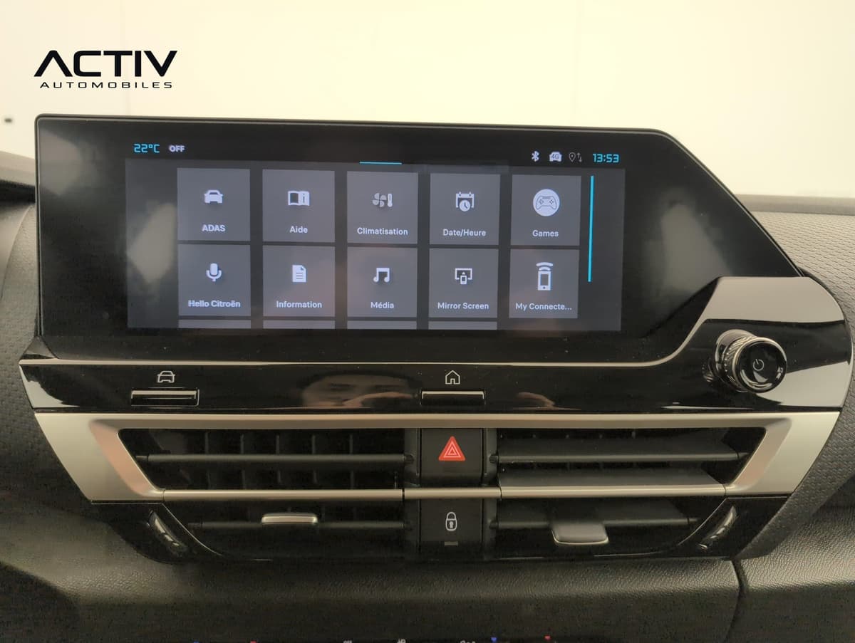 Citroën C4 : écran central tactile avec menu d'applications et aérateurs en dessous
