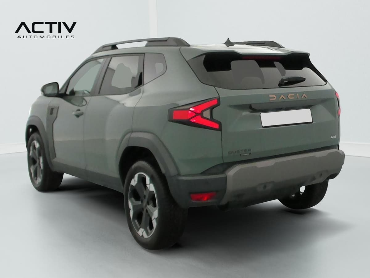 Dacia Duster : arrière trois quarts gauche avec barres de toit et feux arrière à LED