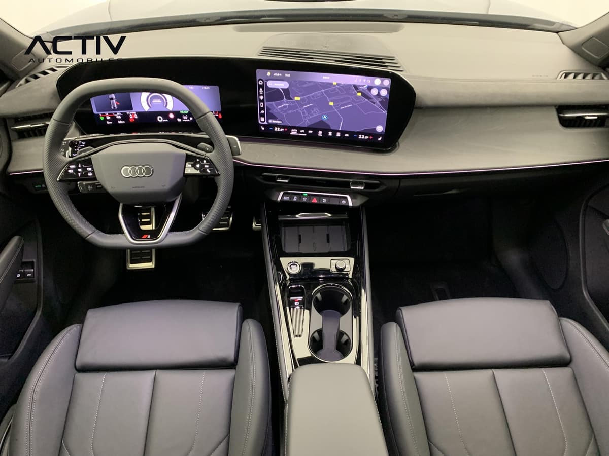 Audi Q3 Sportback Hybride : planche de bord avec grand écran de navigation et volant sport