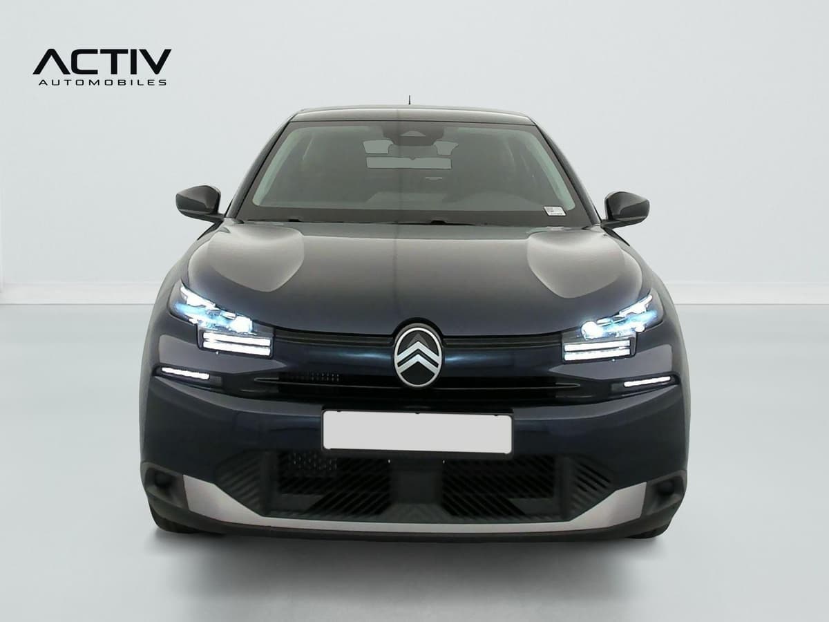 Citroën C4 : face avant bleu foncé avec projecteurs LED allumés et signature lumineuse
