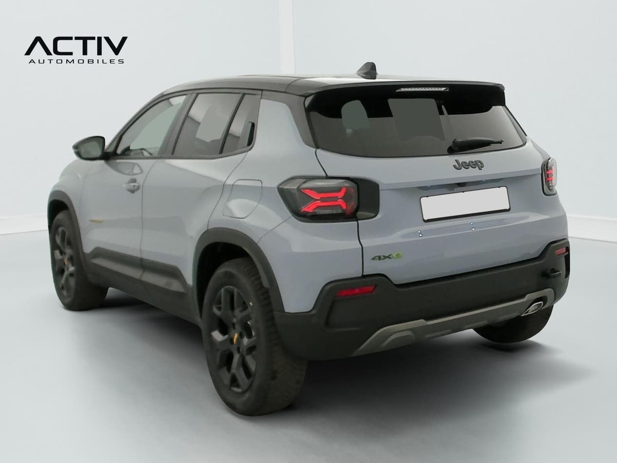 Jeep Avenger : vue arrière trois quarts gauche, carrosserie grise et toit noir