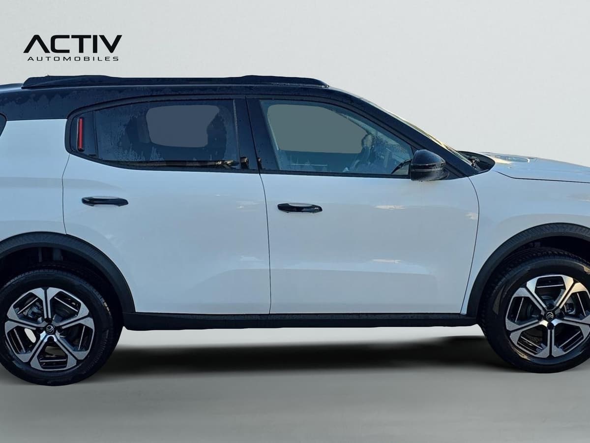 Citroën C3 Aircross : profil droit du SUV blanc à toit noir avec jantes alliage bicolores
