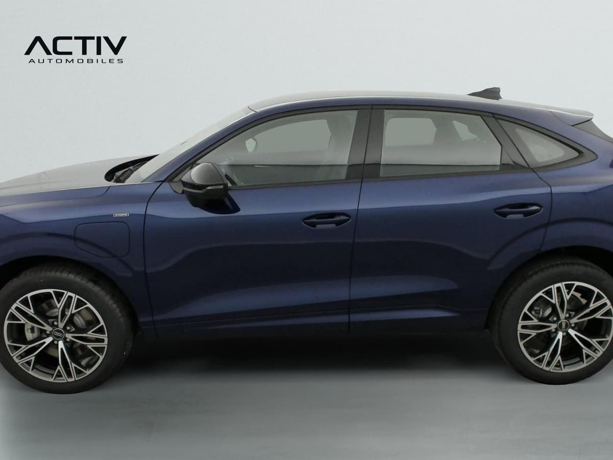 Audi Q3 Sportback Hybride : profil gauche du SUV bleu avec jantes bicolores et rétroviseur noir
