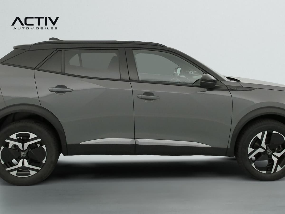 Peugeot 2008 : profil droit avec jantes bicolores, toit noir et protections latérales de portes