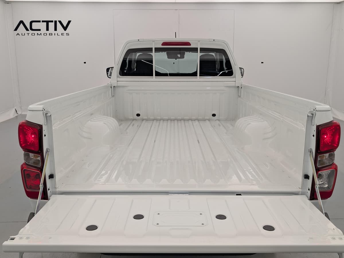 Isuzu D-MAX : plateau de pick-up blanc vu de l'arrière, ridelle abaissée
