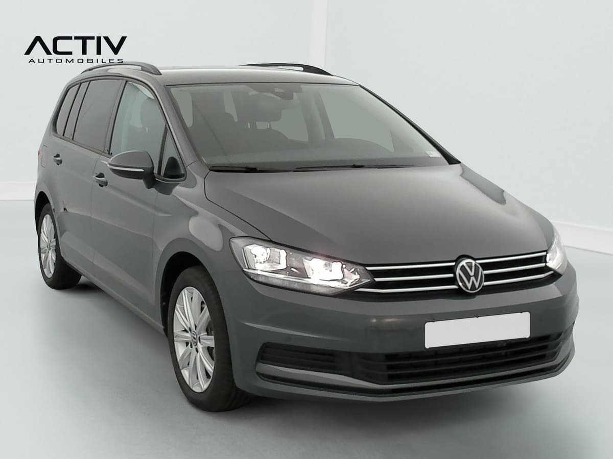 Volkswagen Touran : monospace gris vu de l'avant côté droit, avec rampe de pavillon et jantes alliage