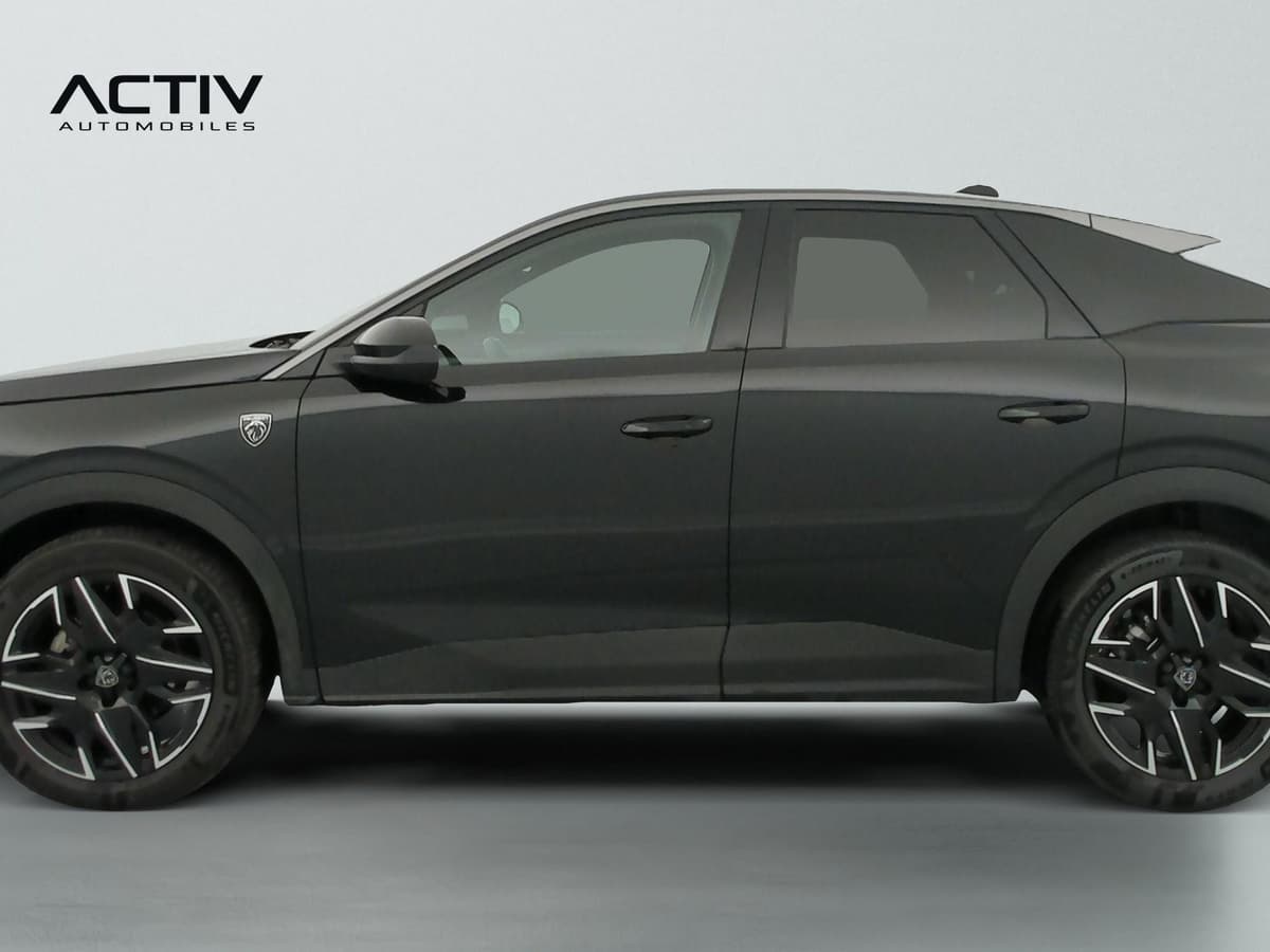 Peugeot 3008 : profil gauche noir avec jantes alliage diamantées et rétroviseur