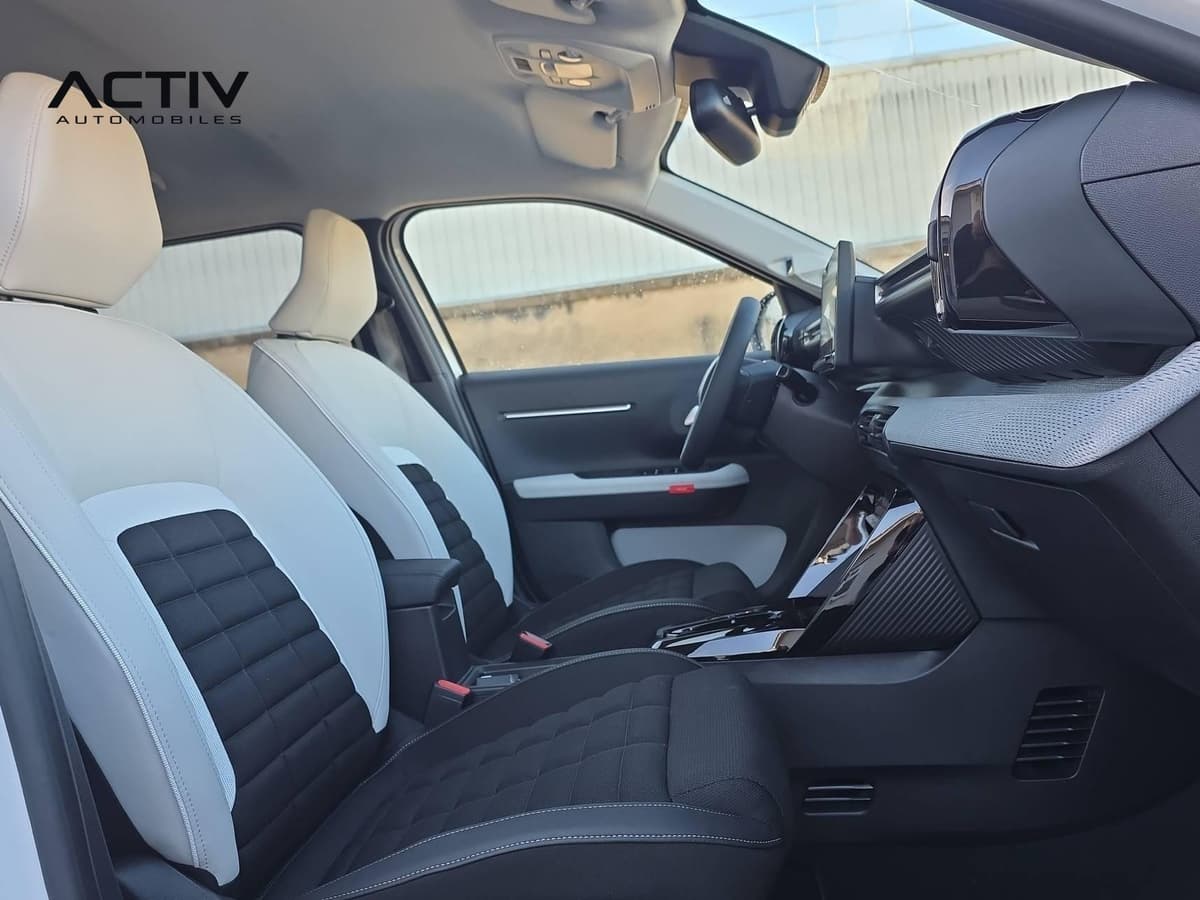 Citroën C3 Aircross : sièges avant bicolores gris clair et noir, vus depuis la place passager