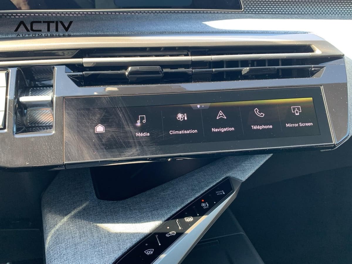 Peugeot 5008 : barre de raccourcis tactile sous les aérateurs et boutons de climatisation